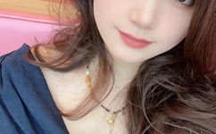 90后小妹挤奶喂小狗